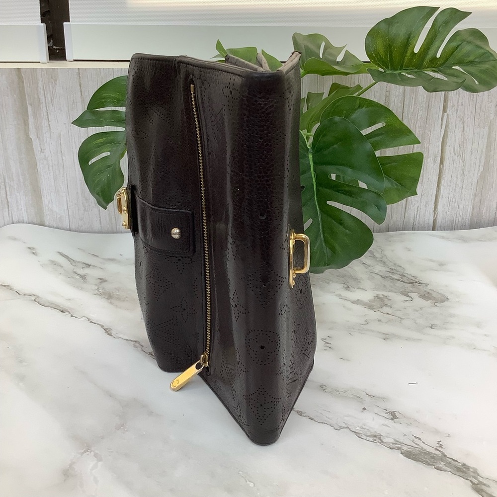 GUC Louis Vuitton Mahina Amelia Long Black Wallet with Gold Hardware - Picture 5 of 7